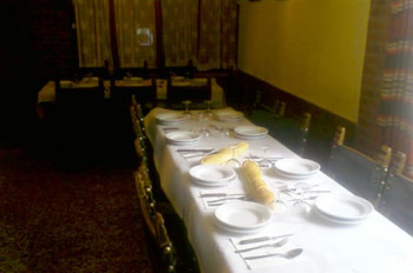 Hostal Restaurante Ceres mesas con platos y cubiertos