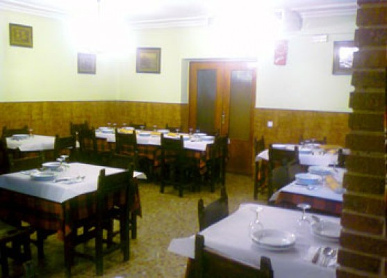 Hostal Restaurante Ceres mesas con platos